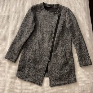 Barely worn jacket. Size small. Great condition.